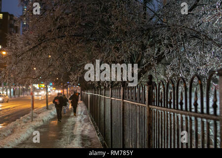 Obwohl die Toronto Ice Storm bewirkt immer eine Menge echten Schäden in der Stadt gibt es unbestreitbare Schönheit bringt es mit der Wörtlichen ilver Futter' Stockfoto