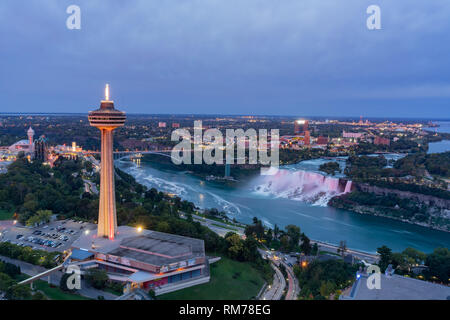 Niagara Falls, SEP 30: Nacht Luftbild der Skylon Tower und der schönen Niagara Falls am 30.September 2018 in Niagara Falls, Kanada Stockfoto