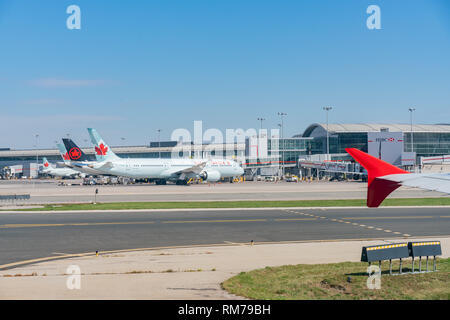 Toronto, SEP 31: Außenansicht des Toronto Pearson International Flughafen und Air Canada Flugzeug auf Sep 31, 2018 in Toronto Stockfoto