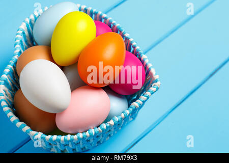 Ostern Eier im Korb der Holzbretter Stockfoto