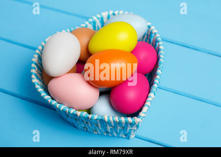 Ostern Eier im Korb der Holzbretter Stockfoto