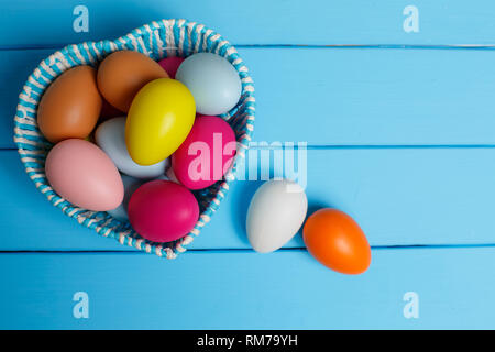 Ostern Eier im Korb der Holzbretter Stockfoto