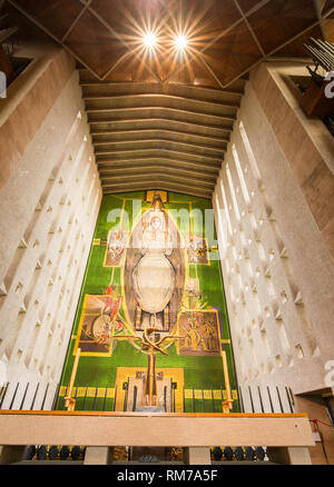 Der Triumph des Jesus Christus auferstanden in einem bunten Tapeten von Graham Sutherland auf Show über einen Altar in der Kathedrale von Coventry, England geschildert. Stockfoto