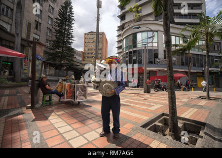 Medellin, Kolumbien - Juli 26, 2018: Ältere Menschen verkaufen strohhüte auf der Straße Stockfoto