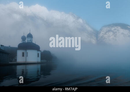 Blick auf die Kirche St. Bartholomä unter Nebel im Herbst von konigsee See Stockfoto