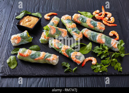 Frische Frühlingsrolle, Vietnamesische Reispapier Brötchen mit Salat, Sojasprossen, Nudeln Nudeln, Minze und Garnelen serviert mit Erdnuss Soße auf einem Stockfoto