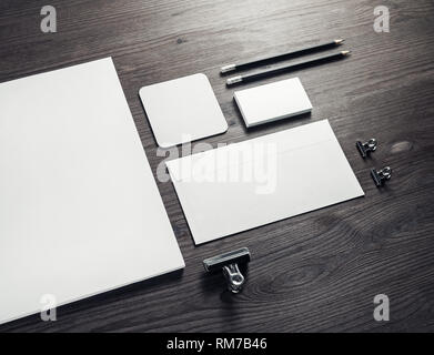 Schreibwaren mock up auf Holz- Hintergrund. Responsive Design vorlage. Branding Identität mock up. Stockfoto