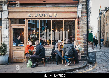 London, Großbritannien - 03 Februar, 2019: die Menschen außerhalb S. Jones Cafe auf Erza Straße sitzen, entspannen nach einem Besuch in Columbia Road Blumenmarkt, eine Straße Mar Stockfoto