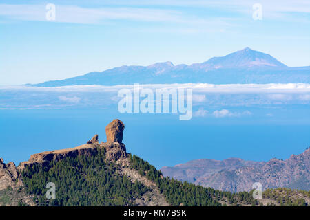 Gran Canaria Insel Berge und Täler Landschaft, Blick vom höchsten Gipfel Pico de las Nieves, Roque Nublo und den Berg Teide auf Teneriffa Stockfoto