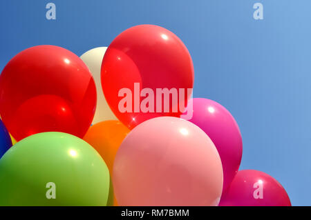 bunte Luftballons in das Stadtfest am blauen Himmelshintergrund Stockfoto