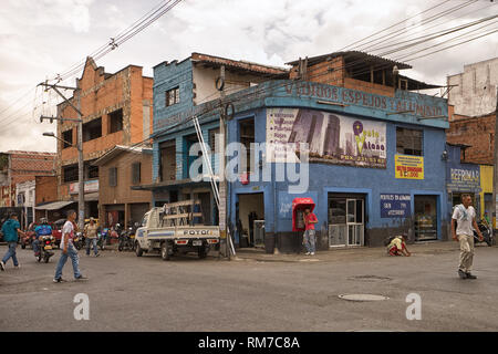 Medellin, Kolumbien - 26. Juli 2018: Street View aus Metall Geschäfte in der Stadt Stockfoto