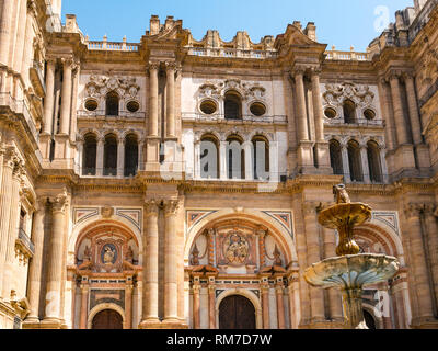 Brunnen in Plaza Obispo oder Bishop's Square und der barocken Fassade der Kathedrale von Malaga, Andalusien, Spanien Stockfoto