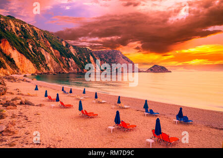 Sonnenuntergang über Petani Beach, Insel Kefalonia, Griechenland. Ansicht von Petani Bucht und schönen Strand, Insel Kefalonia, Griechenland. Stockfoto
