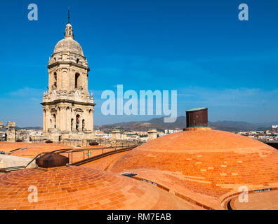 Ungewöhnliche gewölbte Ziegel Dach und Glockenturm, Kathedrale Basilica, Malaga, Andalusien, Spanien Stockfoto