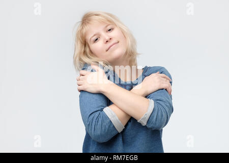 Zuversichtlich lächelnden Teenager halten sich umarmen. Liebe dich selbst Konzept Stockfoto