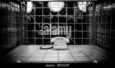 Alten retro Telefon im Zimmer hinter Gittern Stockfoto