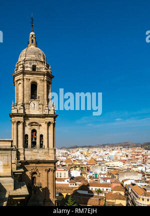 Glockenturm und Blick über die Dächer, Kathedrale Basilica, Malaga, Andalusien, Spanien Stockfoto