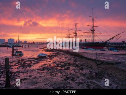 Historische Kriegsschiff HMS Warrior bei Sonnenuntergang, Portsmouth Historic Dockyard, England Stockfoto