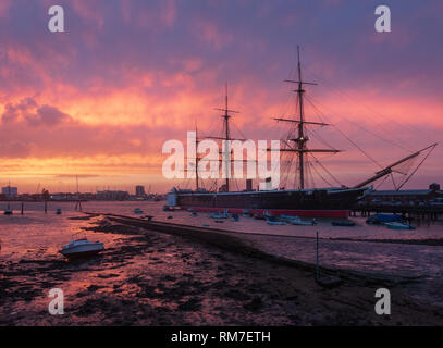 Historische Kriegsschiff HMS Warrior bei Sonnenuntergang, Portsmouth Historic Dockyard, England Stockfoto