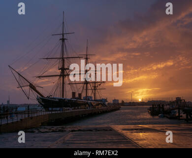 Historische Kriegsschiff HMS Warrior bei Sonnenuntergang, Portsmouth Historic Dockyard, England Stockfoto