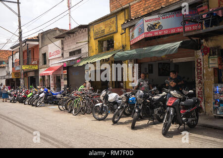 Medellin, Kolumbien - 26. Juli 2018: die Fassade von Fahrrad, Motorrad Verkauf und Reparatur Stockfoto