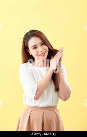 Asiatische junge schöne Frau lächelnd und berührt, glattes Haar, natürliche Make-up, Beauty Gesicht, über blauen Hintergrund isoliert. Stockfoto