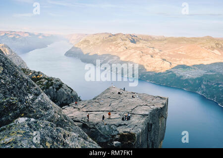 Touristen genießen die Kanzel Rock/Preikestolen oder Prekestolen und Lysefjord in Ryfylke in Norwegen Stockfoto
