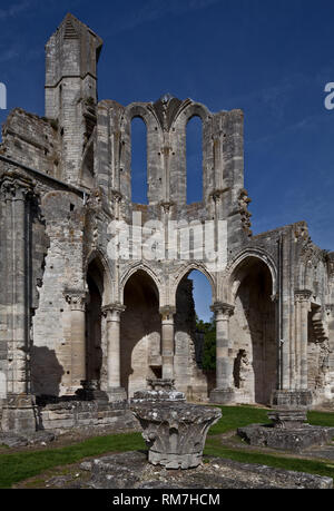 Frankr ële-de-France Chaalis Abteiruine 65857 Ansicht von SŸdwesten mit Treppenturm und Resten der Chor-Nordkonche 13 Jh Stockfoto