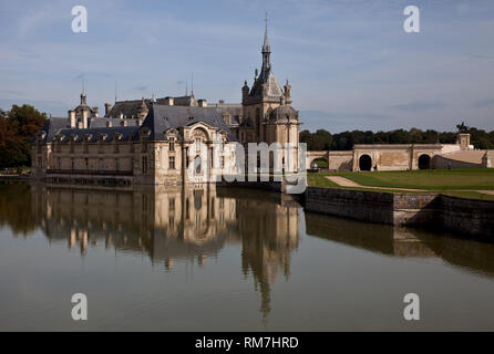 Frankr ële-de-France Chantilly Schlo § 65741 Ansicht v SŸden links Kleines Schlo § begonnen 1560 v Jean Bullant Kapelle d Gro§ Dsub en Strapaziert 1875-8 Stockfoto