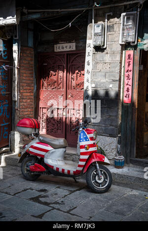 Scooter in der amerikanischen Flagge bemalt, xizhou Dorf, Provinz Yunnan, China Stockfoto