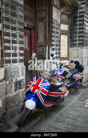 Roller in Britische Flagge bemalt, xizhou Dorf, Provinz Yunnan, China Stockfoto