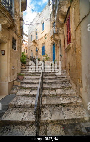 Typischen schmalen trat Straße in Vittriosa, Birgu, Valletta, Malta Stockfoto