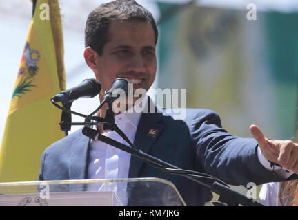 Caracas, Venezuela Februar 12, 2019: Leistungsfähige Bild der venezolanischen Opposition leader Juan Guaido, wie er besucht eine Kundgebung gegen Nicolas Maduro Regime Stockfoto