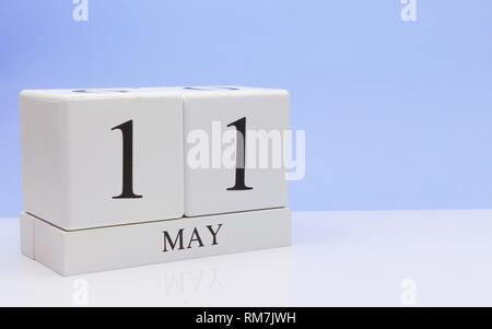 Mai 11 st. 11. Tag des Monats, täglichen Kalender auf weißen Tisch mit Reflexion, mit hellblau hinterlegt. Frühling, leeren Raum für Text Stockfoto