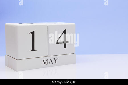 Mai 14 st. 14. Tag des Monats, täglichen Kalender auf weißen Tisch mit Reflexion, mit hellblau hinterlegt. Frühling, leeren Raum für Text Stockfoto