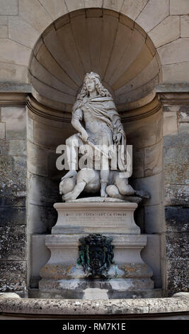 Frankr ële-de-France Chantilly Schlo § 65759 Wandnischenbrunnen im Hof des Kleinen strapaziert mit Denkmal Kšnig fŸr Ludwig XIV. Stockfoto