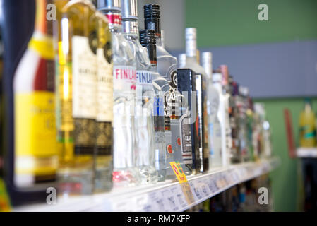 Tscheljabinsk, Russland - Januar 2019: ein Schaufenster für alkoholische Getränke in den Pyaterochka SB-Warenhaus. Stockfoto