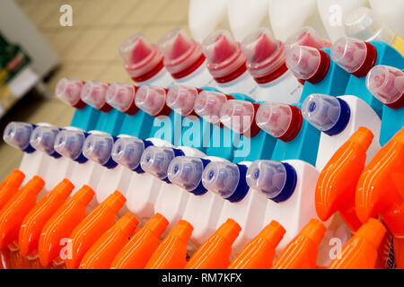 Farbe Kunststoff Flaschen in einer Reihe. Flaschen Reinigungsmittel im Store. Stockfoto