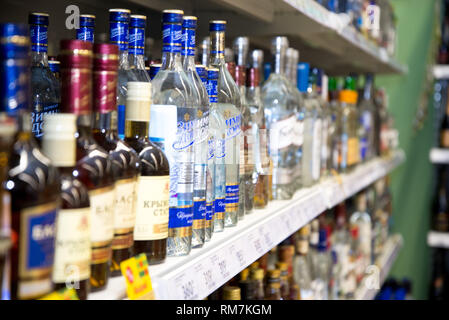 Tscheljabinsk, Russland - Januar 2019: ein Schaufenster für alkoholische Getränke in den Pyaterochka SB-Warenhaus. Stockfoto