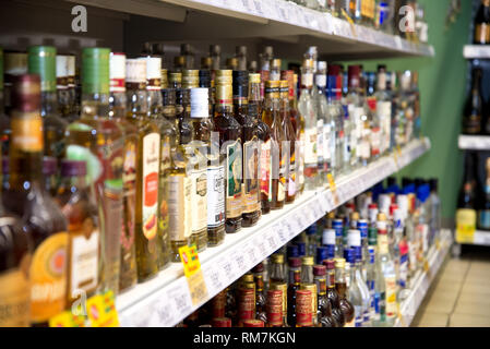 Tscheljabinsk, Russland - Januar 2019: ein Schaufenster für alkoholische Getränke in den Pyaterochka SB-Warenhaus. Stockfoto