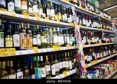 Tscheljabinsk, Russland - Januar 2019: ein Schaufenster für alkoholische Getränke in den Pyaterochka SB-Warenhaus. Stockfoto