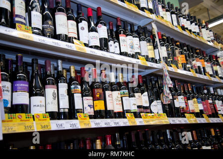 Tscheljabinsk, Russland - Januar 2019: ein Schaufenster für alkoholische Getränke in den Pyaterochka SB-Warenhaus. Stockfoto