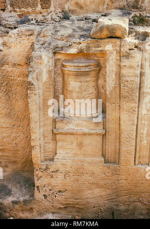 Alte Spalte carved in Sandstein. Close-up. Stockfoto