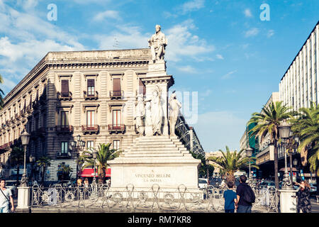 Catania, Sizilien, Italien - August 08, 2018: die Menschen in der Nähe von berühmten Wahrzeichen, dem Monument Vincenzo Bellini auf historische Straße der Stadt Stockfoto