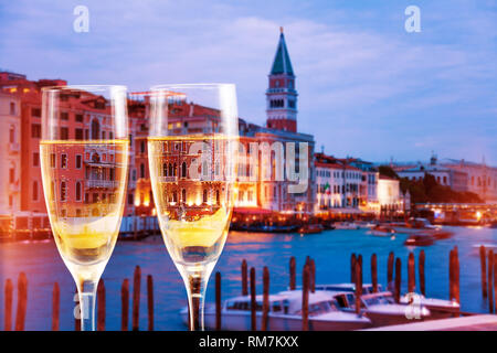 Venedig, Italien Kanäle mit Gläser Champagner Stockfoto