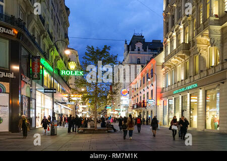 Käufer auf der Kärntner Straße in Wien, Österreich Stockfoto