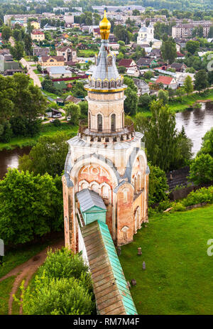 Blick auf die Kerze Turm aus dem Glockenturm des Borisoglebsky Kloster in Torschok, Russland Stockfoto