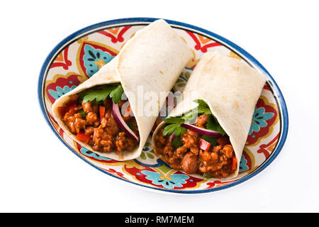Typische mexikanische Burritos Wraps mit Rindfleisch, frijoles und Gemüse auf weißem Hintergrund. Stockfoto