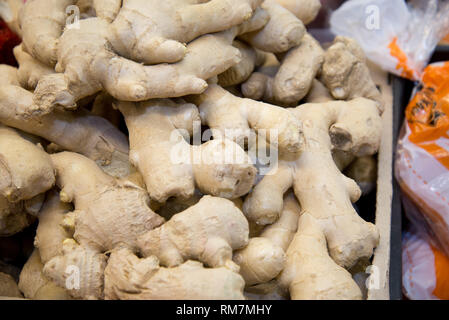 Frischer Ingwer auf dem Markt. Close-up. Orientalische Gewürze. Ingwer in den pflanzlichen Street Market. Ingwer in den Supermarkt. Ingwer Hintergrund. Straße Stockfoto