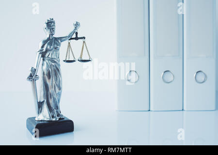 Lady Gerechtigkeit Statue mit Dokument Ringbücher in Law Office Stockfoto